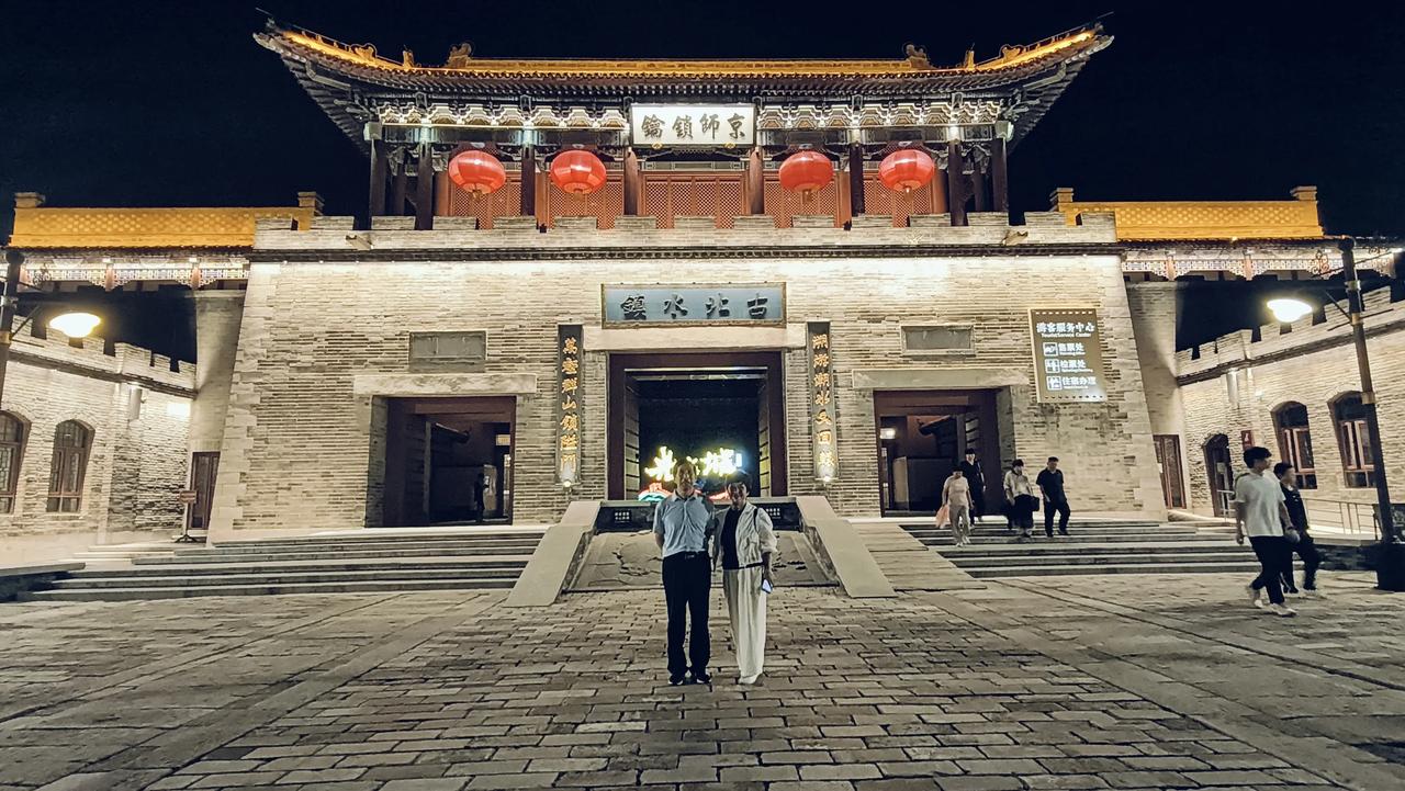 七夕古北水镇夜景璀璨，提灯夜游司马台、乘船漫游汤河，定格浪漫瞬间。愿这满镇灯火与