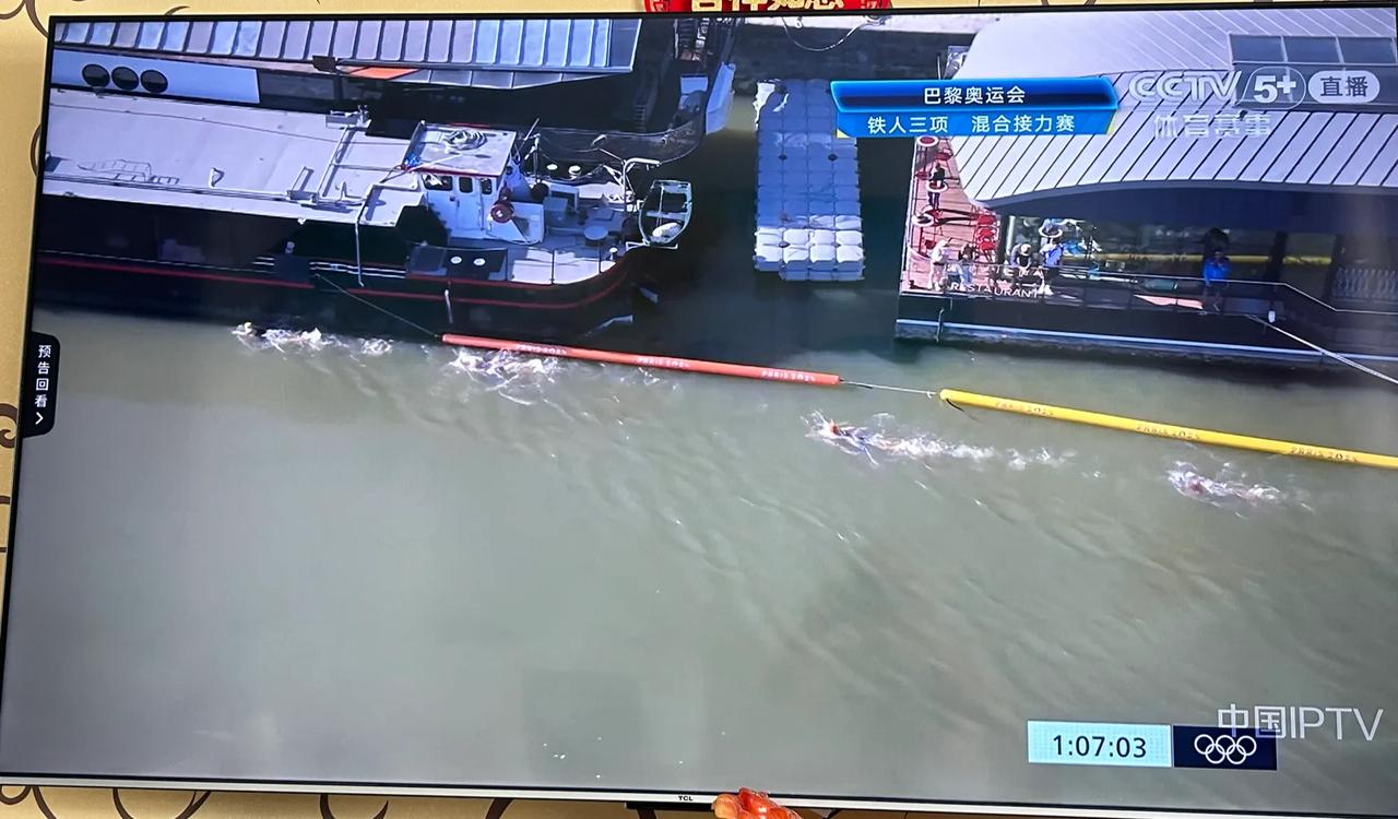 这就是世界闻名的塞纳河吗！
浑浊不堪！
让运动员在里面游泳比赛，不是个笑话吗！
