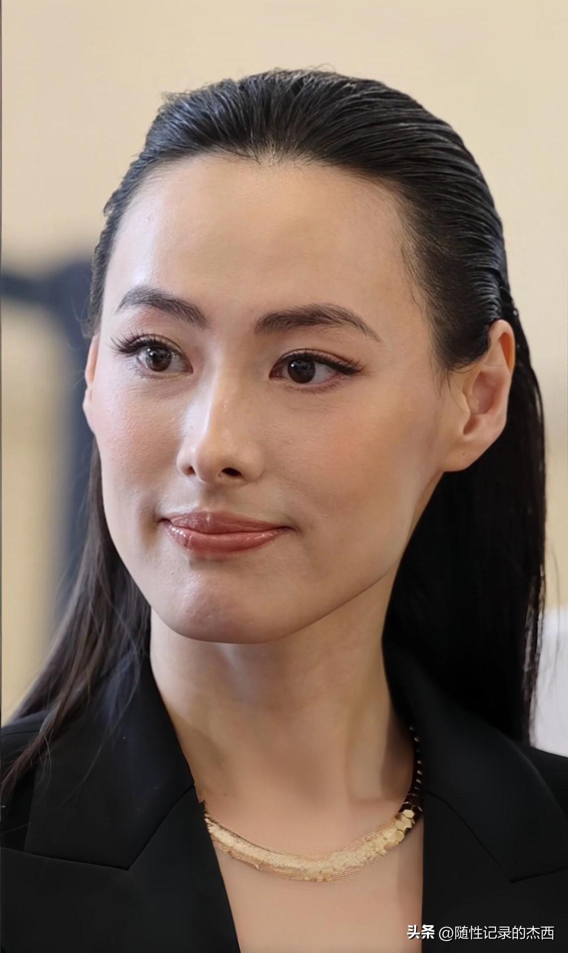 梁洛施耳朵高过眉，是女生男相的长相，天庭饱满，真正的福相脸，身材饱满。奚梦瑶也是