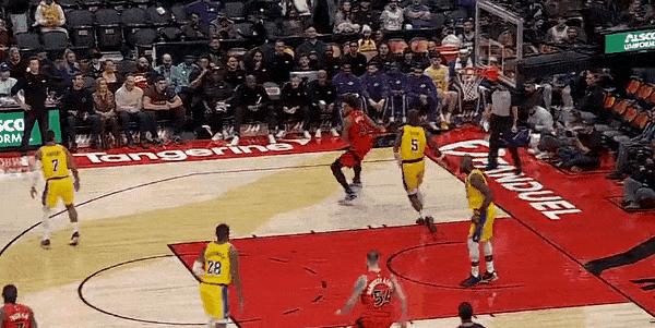 别再说什么“老詹还能打十年”了。
看看这个镜头吧。
38岁的人被20岁的小伙子直