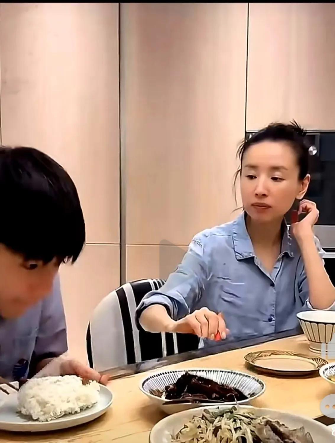 你们发现没
董洁家里那张“破破烂烂”的桌子
相较于其他标准的家具，是她一直用的，