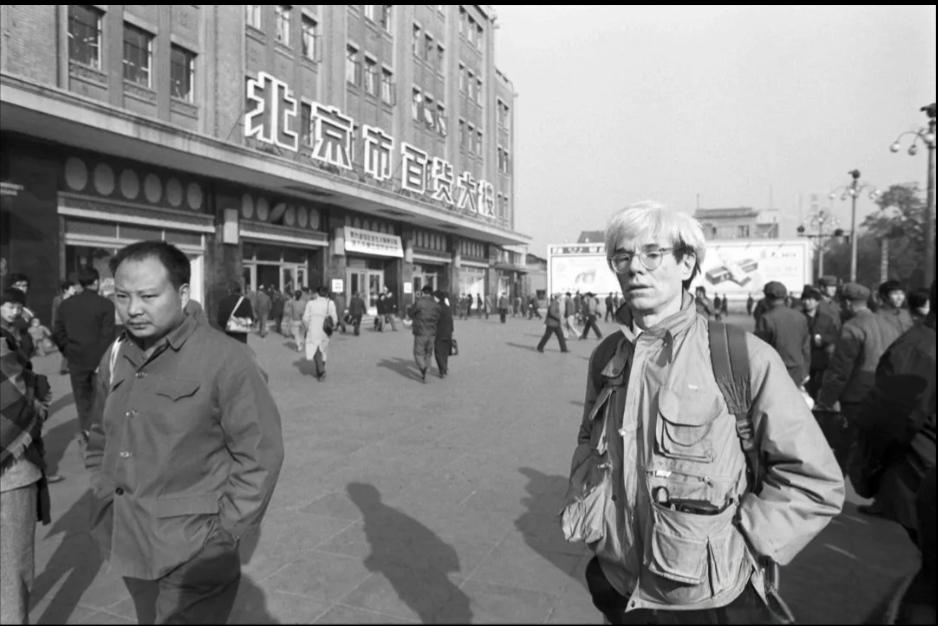 回顾时光老照片王府井大街是北京最繁华、最热闹的地方！北京市百货大楼里有一叫张秉贵