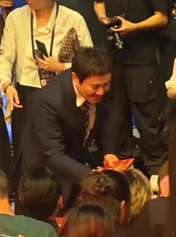 别人走红毯他满地发传单，沈腾凭一己之力，承包整场电影之夜笑点 