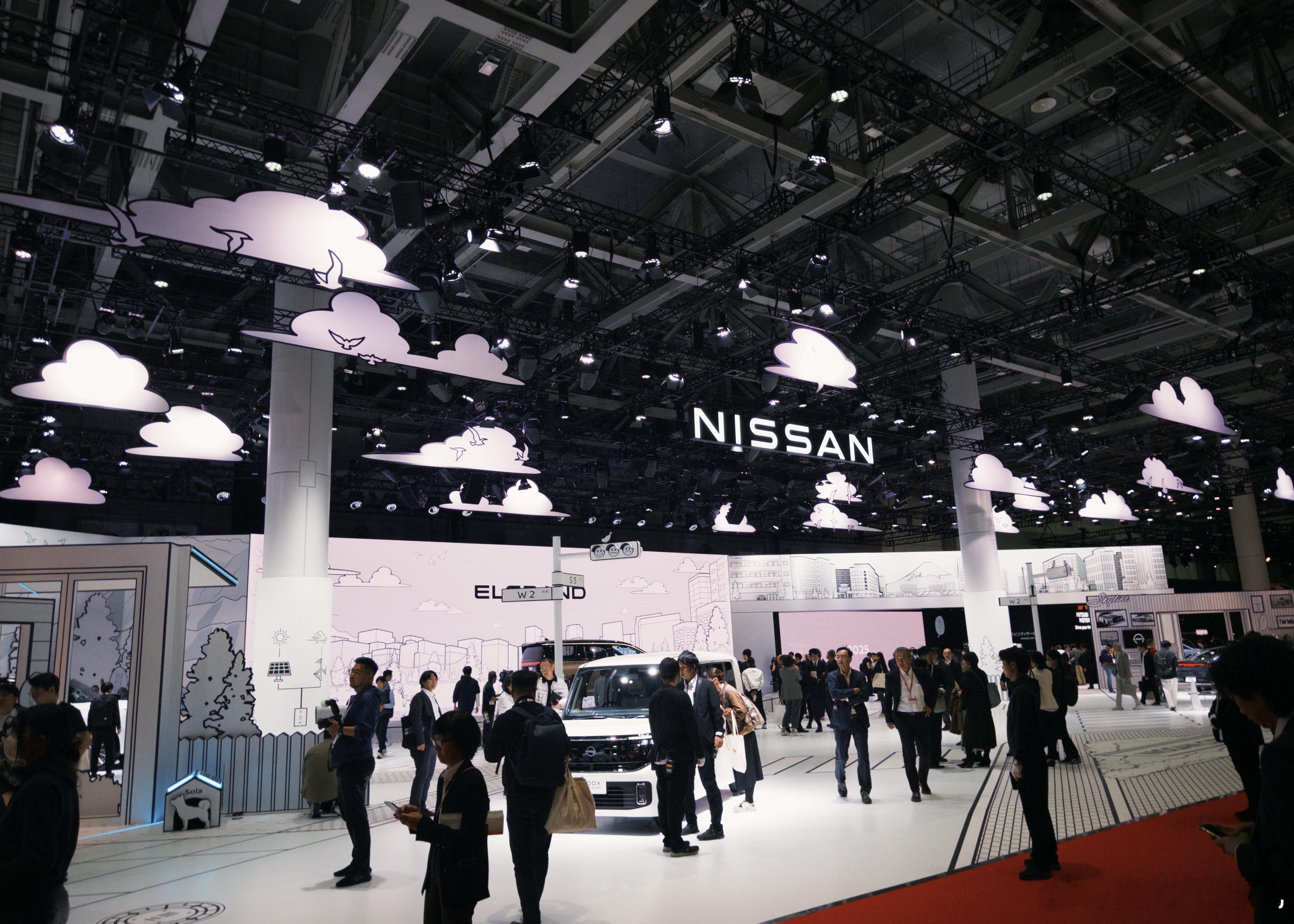 西区是硕大无比的日产展馆，几乎是占满了更有趣的是展台最火热，关注度最高的是来自中