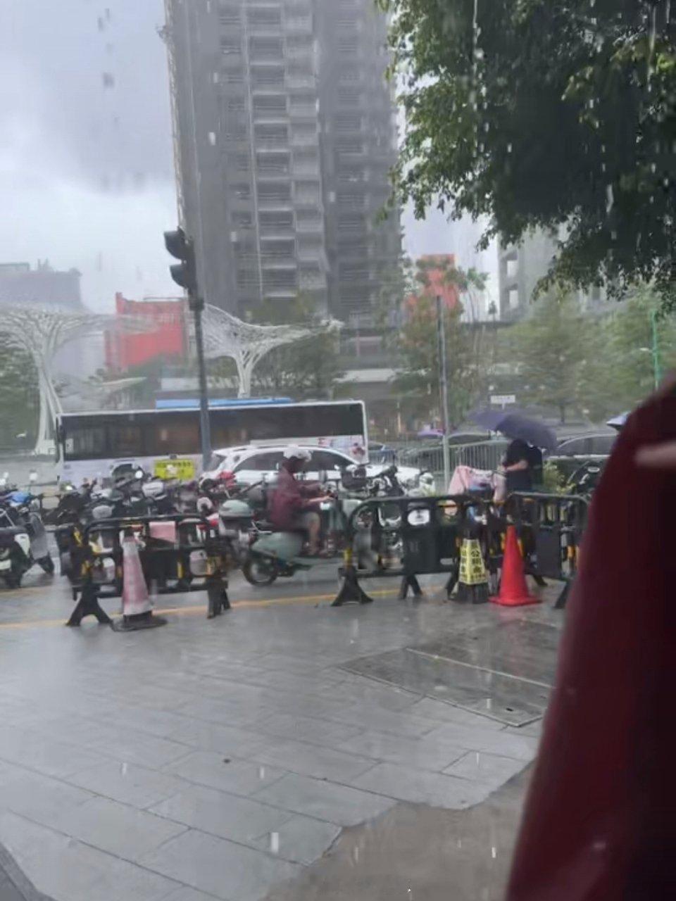 深圳这个天气居然是雨季才开始是吗😨动不动天黑下大雨，就只有30s的反应时间，3