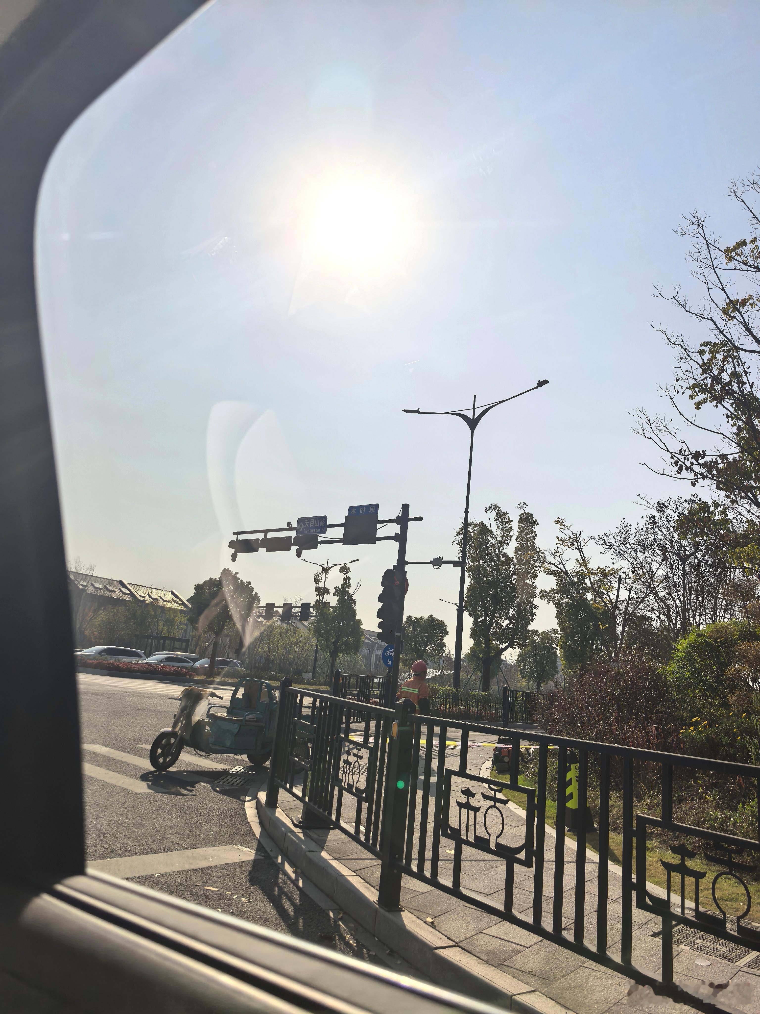 虽然说杭州现在已经降温了，但是太阳还是挺大的，晒得人眼睛睁不开，还好我的问界M8