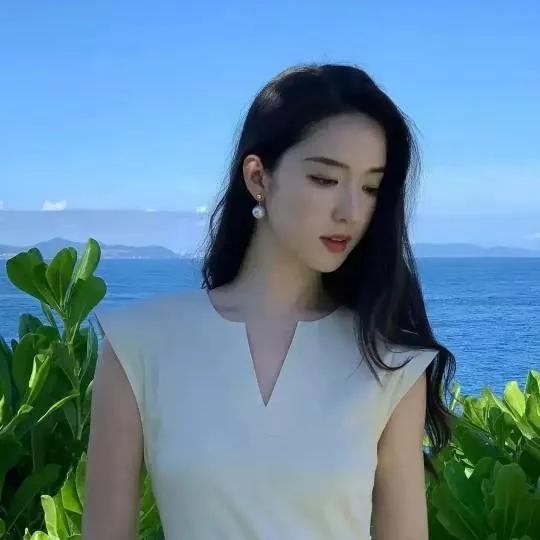 海边漫步，阳光洒在身上，享受这片刻的宁静与美好。海边风景随手拍 海边游玩日常 海