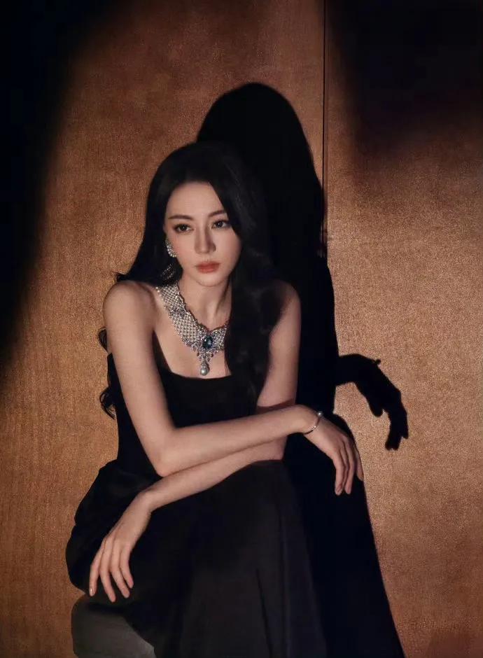 迪丽热巴29.5克拉海蓝宝颈链
佩戴重磅海蓝宝颈链亮相的迪丽热巴，自带耀眼光芒，