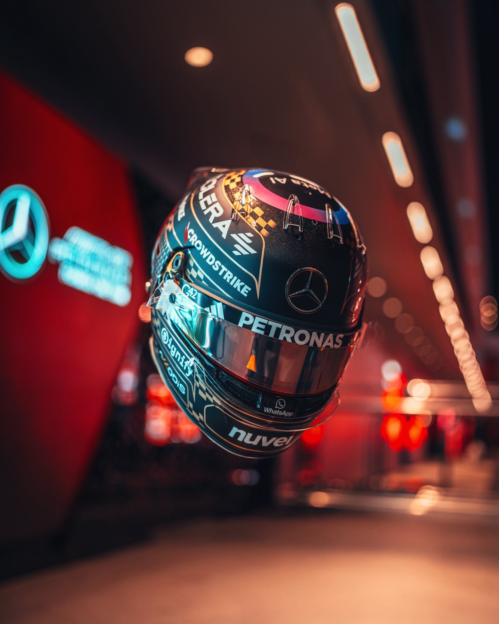 梅赛德斯车队车手拉塞尔和安东内利本周F1拉斯维加斯🇺🇸大奖赛带来特别版赛车头