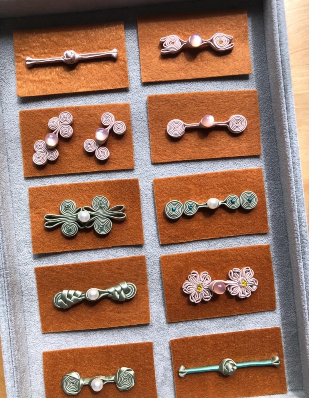 传统手工艺🧷非遗盘扣｜一针一线，扣住千年东方美学——漕河泾盘扣技艺：上海非遗里