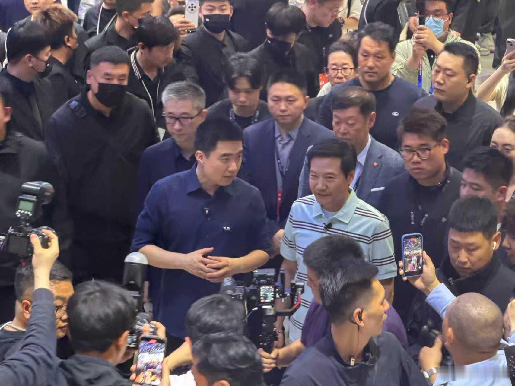 军哥与想哥互访展台，互相支持雷军到理想展台看全新理想L9全新一代理想L9李想回应