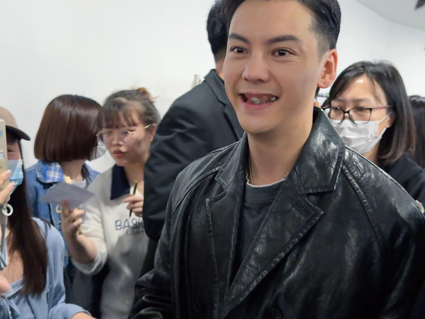 一些太阳星辰主演新浪扫楼的live图嘻嘻 电视剧太阳星辰[超话]  陈伟霆太帅了