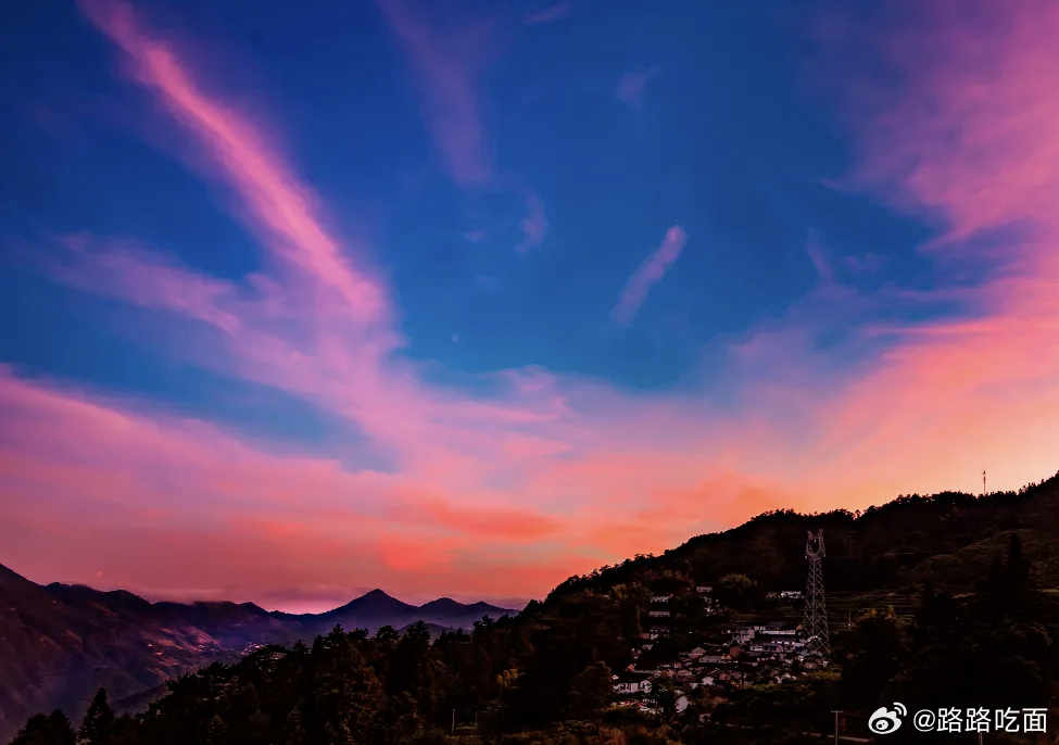 落日把天空染成粉橘色，好美的黄昏景色～ 