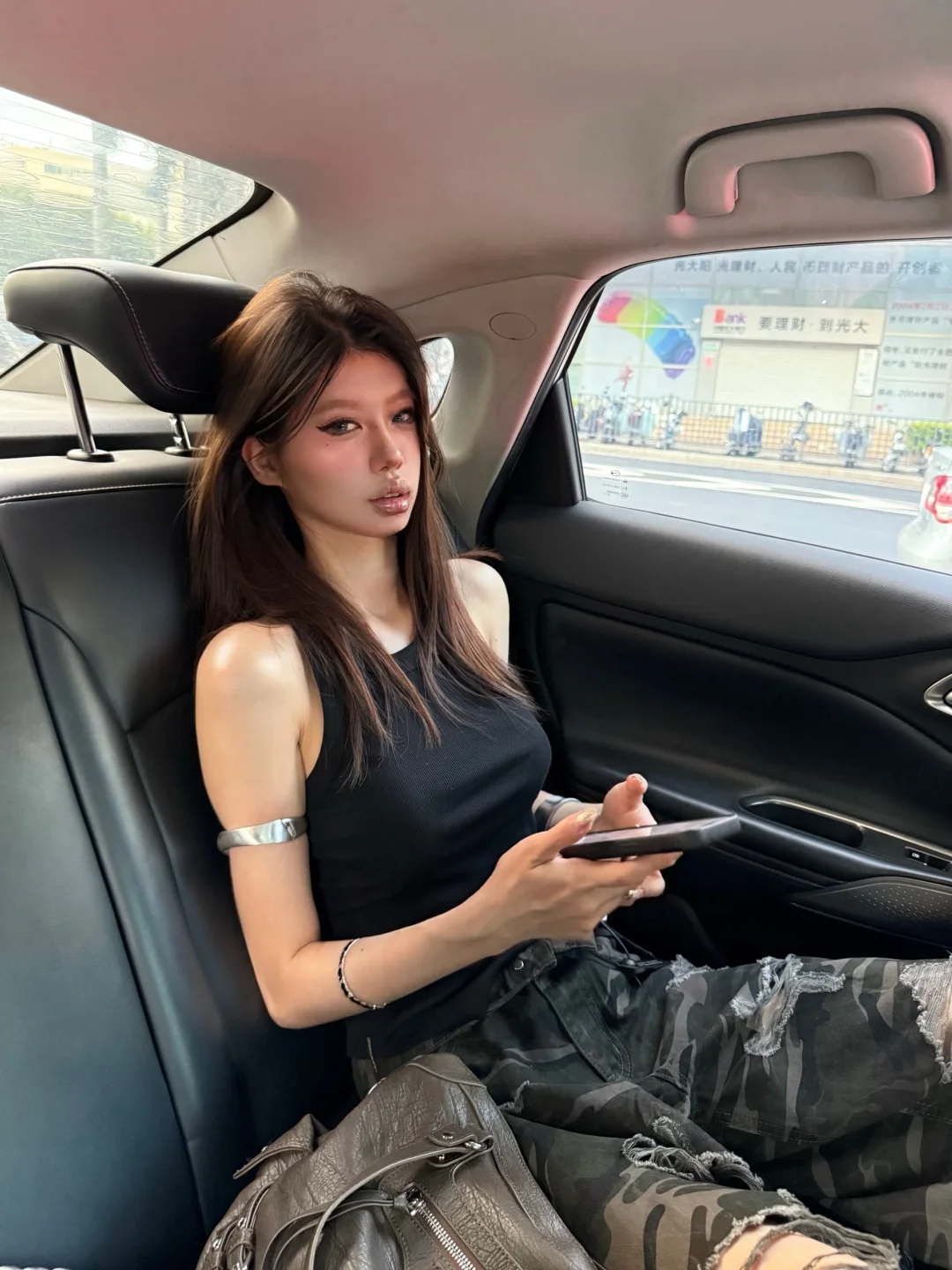 𝐇𝐚𝐧𝐠 𝐚𝐫𝐨𝐮𝐧𝐝 🚶