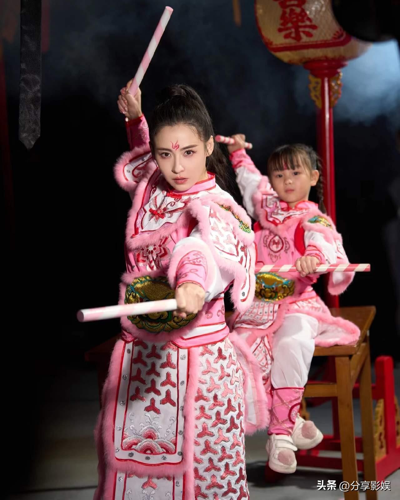 就说这样的张柏芝
你爱不爱吧
看她认真的态度
把非遗硬生生学出了花
英气造型更是