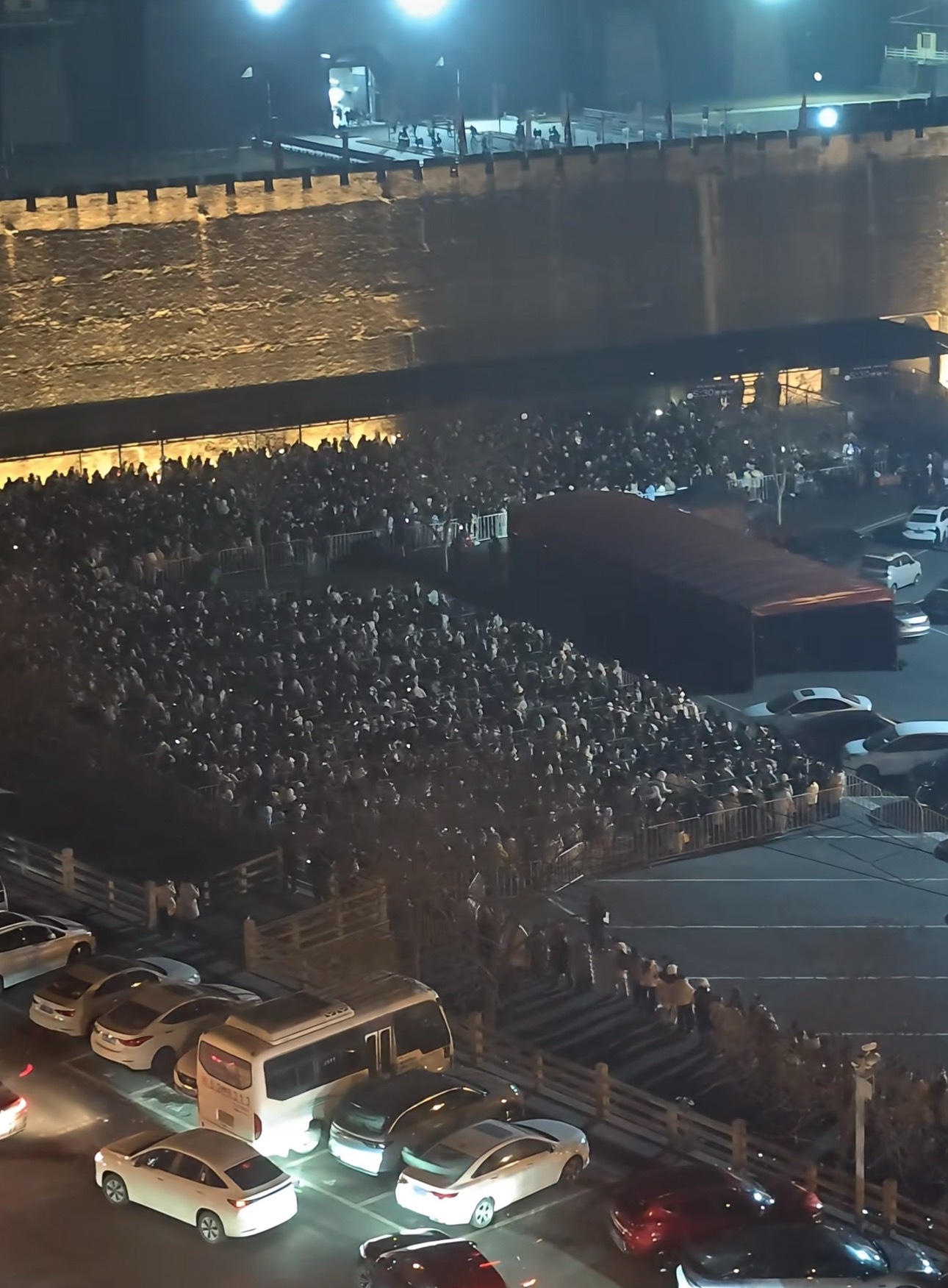 一想到这么多人都是为他而来的我就好开心好感动，大家不管是什么职业什么年龄段的，在