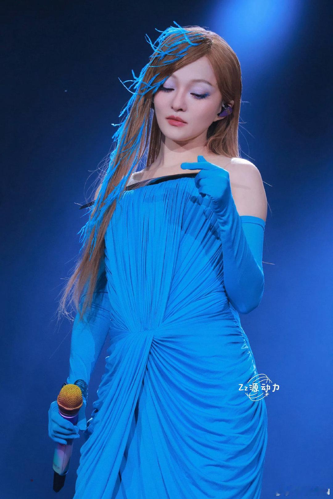 张韶涵吃了20年防腐剂吗时隔二十年的画面放在一起，真的让人感慨万千。张韶涵身上依