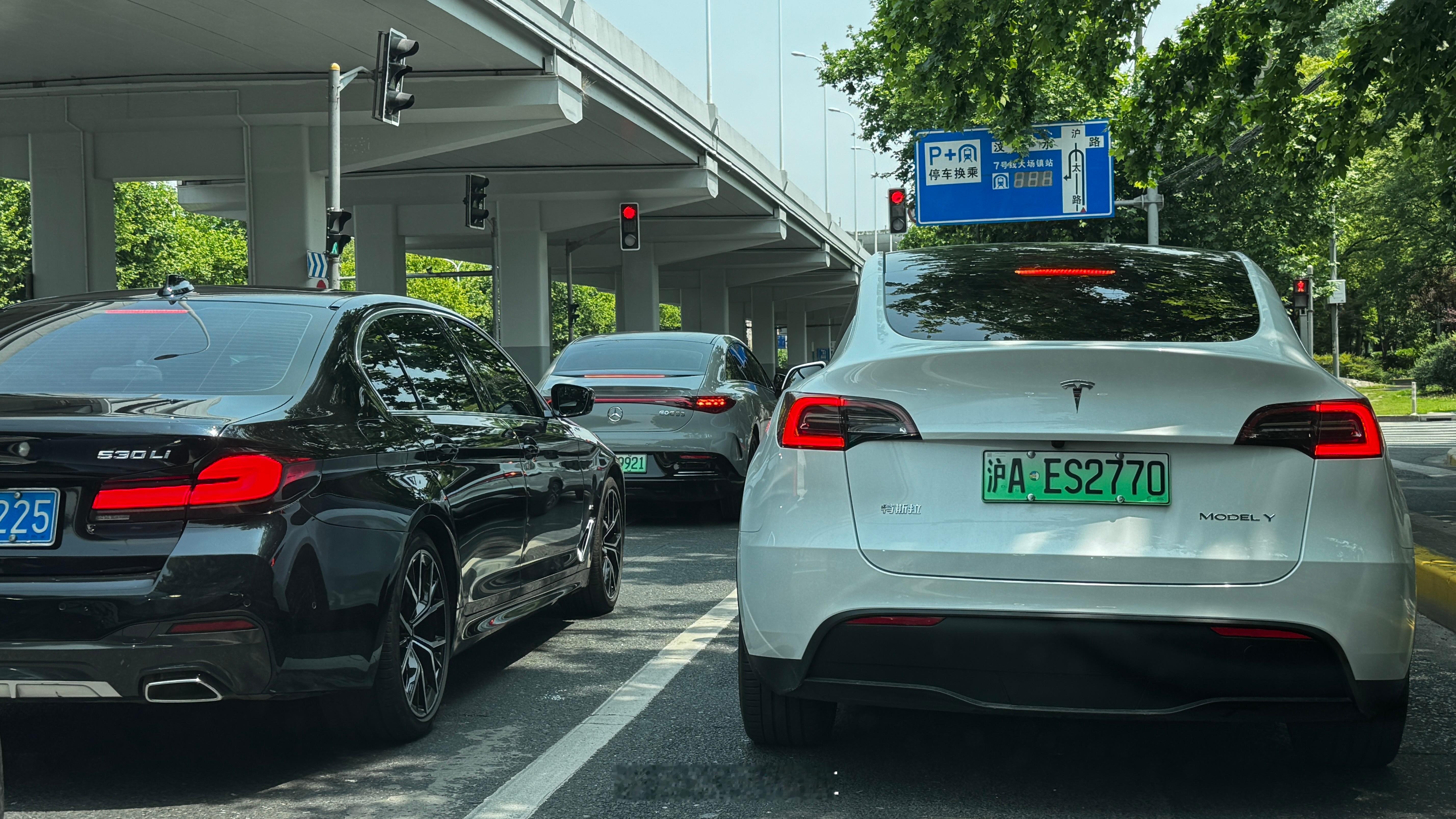 截至2024年未，本市实有小客车约613万辆，同比增长0.7%。•其中，沪C号牌