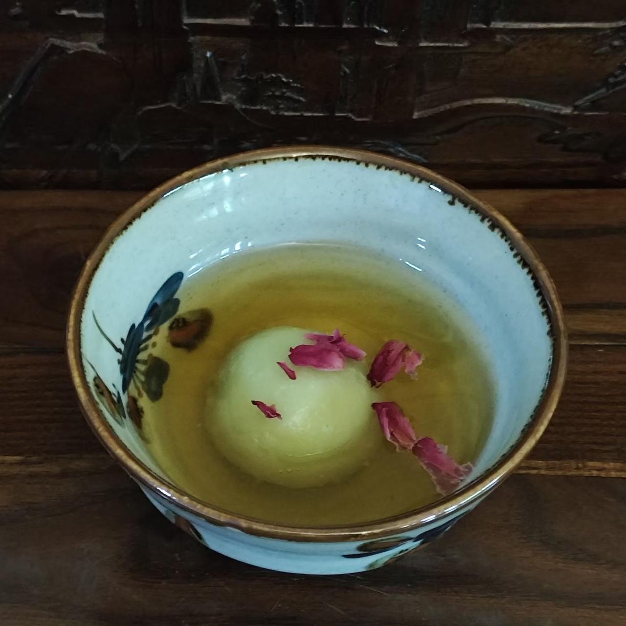 窗外春雨飘落，我将艾叶与清香化成青汁，入稻香米粉，成了青团，青团里的那一抹淡绿，