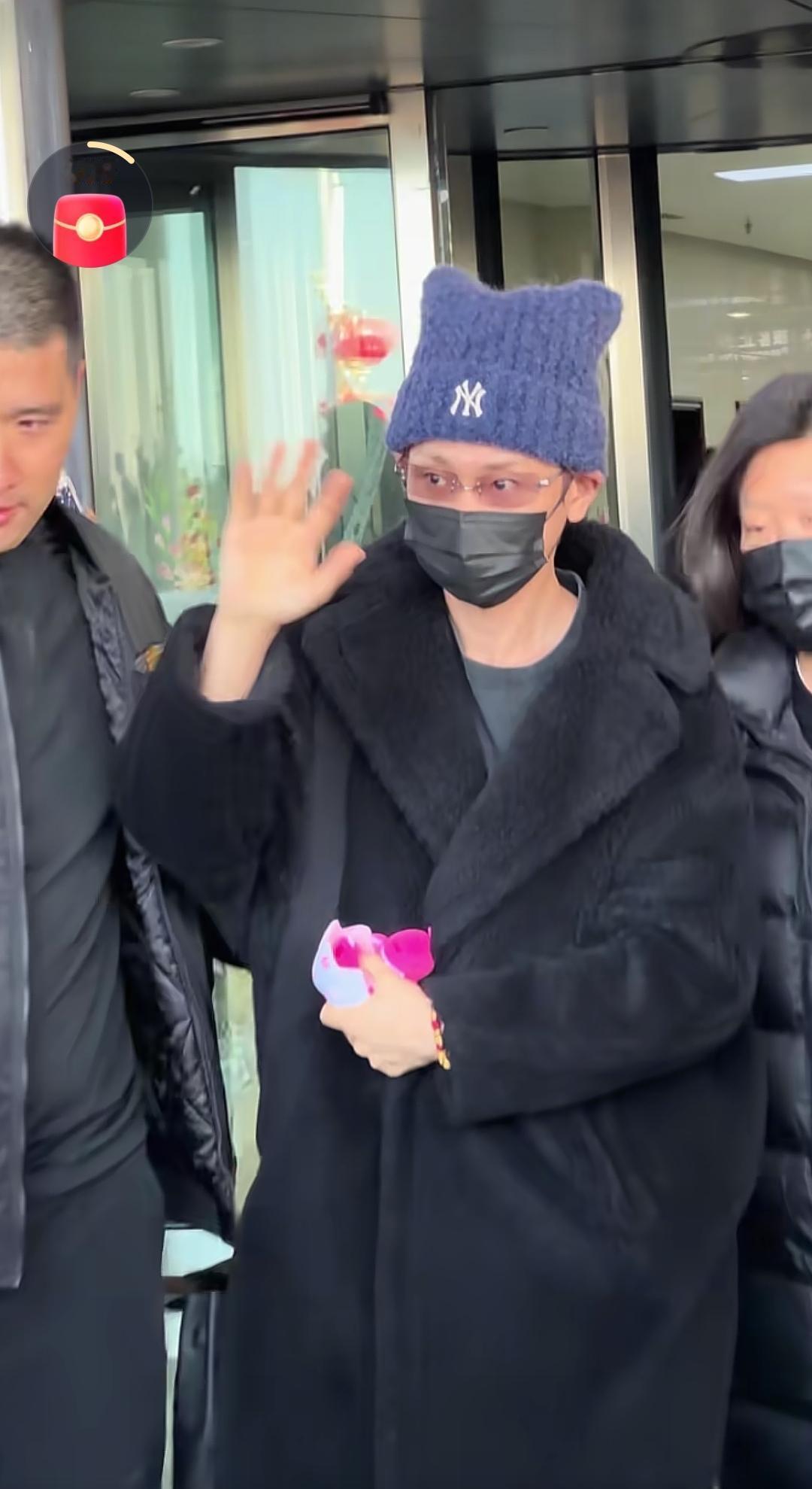 汪苏泷到吕梁参加节目活动了，来的时候，很多粉丝在车站口等候遇到了。

由于天气冷