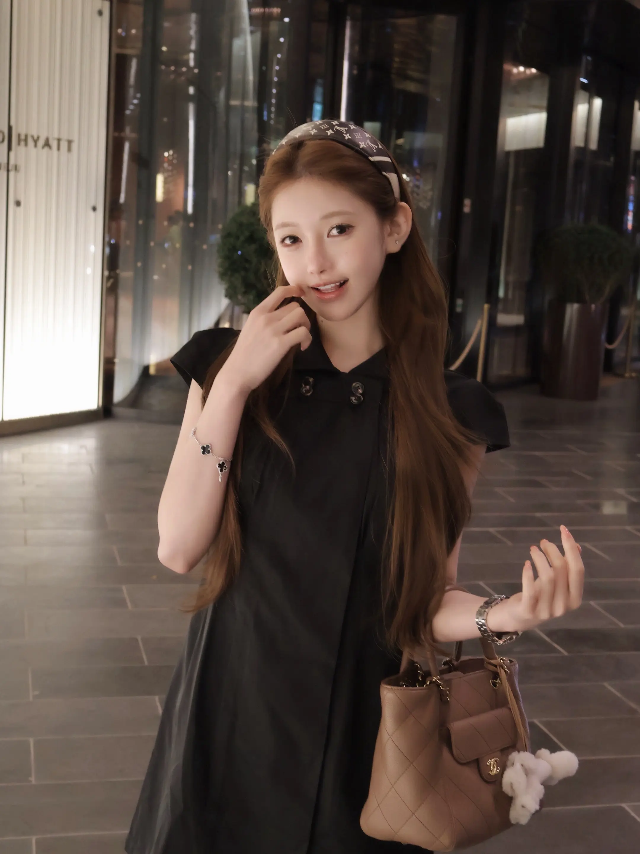 看着你的笑好像就足够 看你皱眉头我也跟着难受