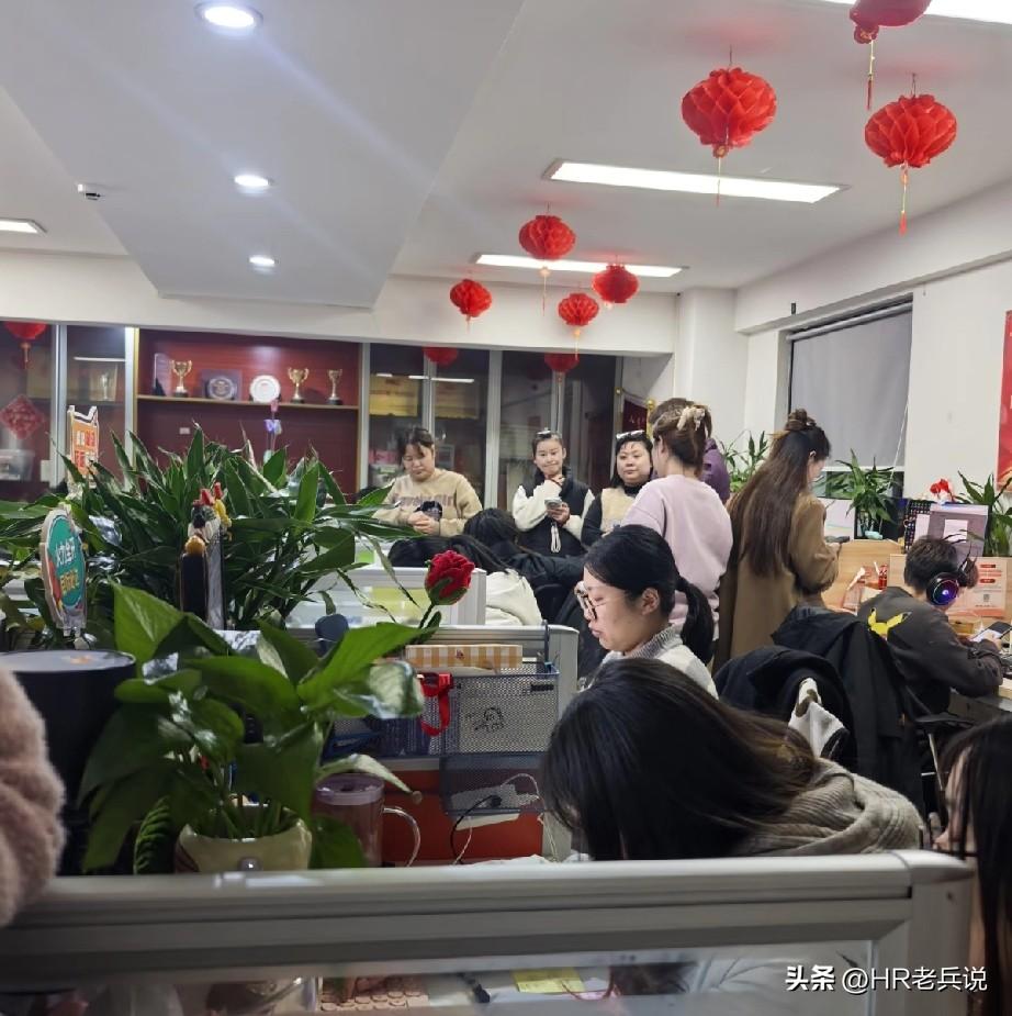 今天面试了一个基层岗，候选人是一个小伙。因为是基层岗，hr总监表示只要人机灵，听