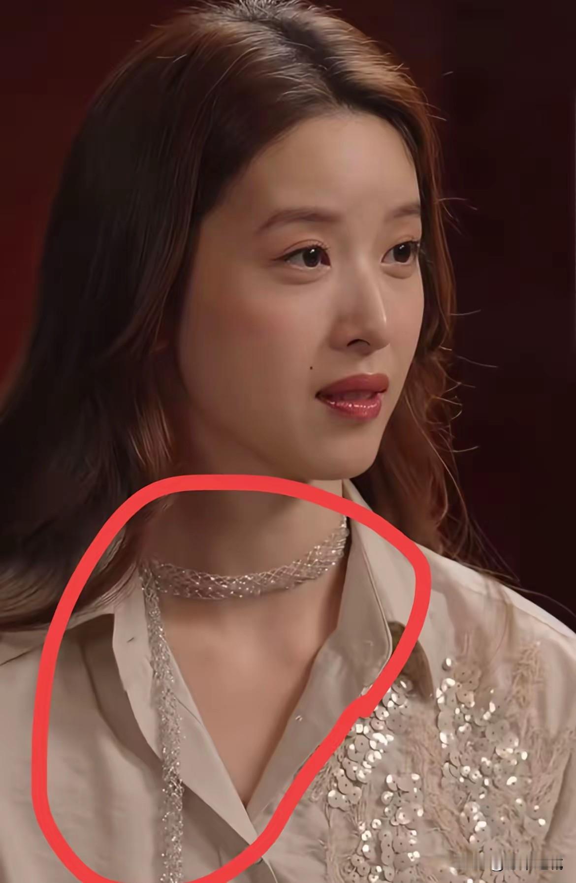 她的长相属于土甜型，
一个有野心的女人，
总想证明自己，不是靠男人
可惜她的能力