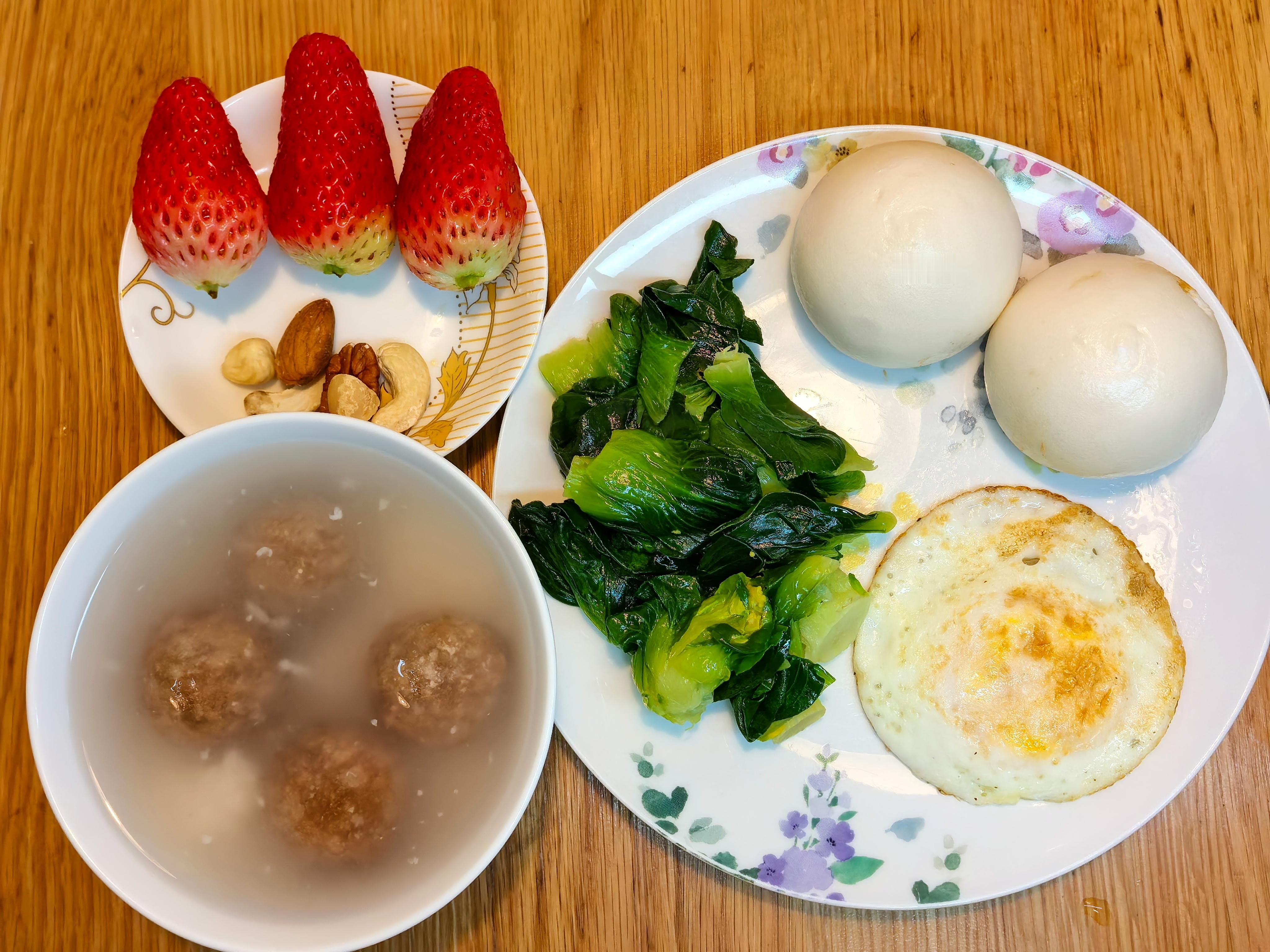 波妞的早餐  周末早上好！今天吃简单一点。🥢买的奶黄包，煎蛋🍳，水油焖上海青