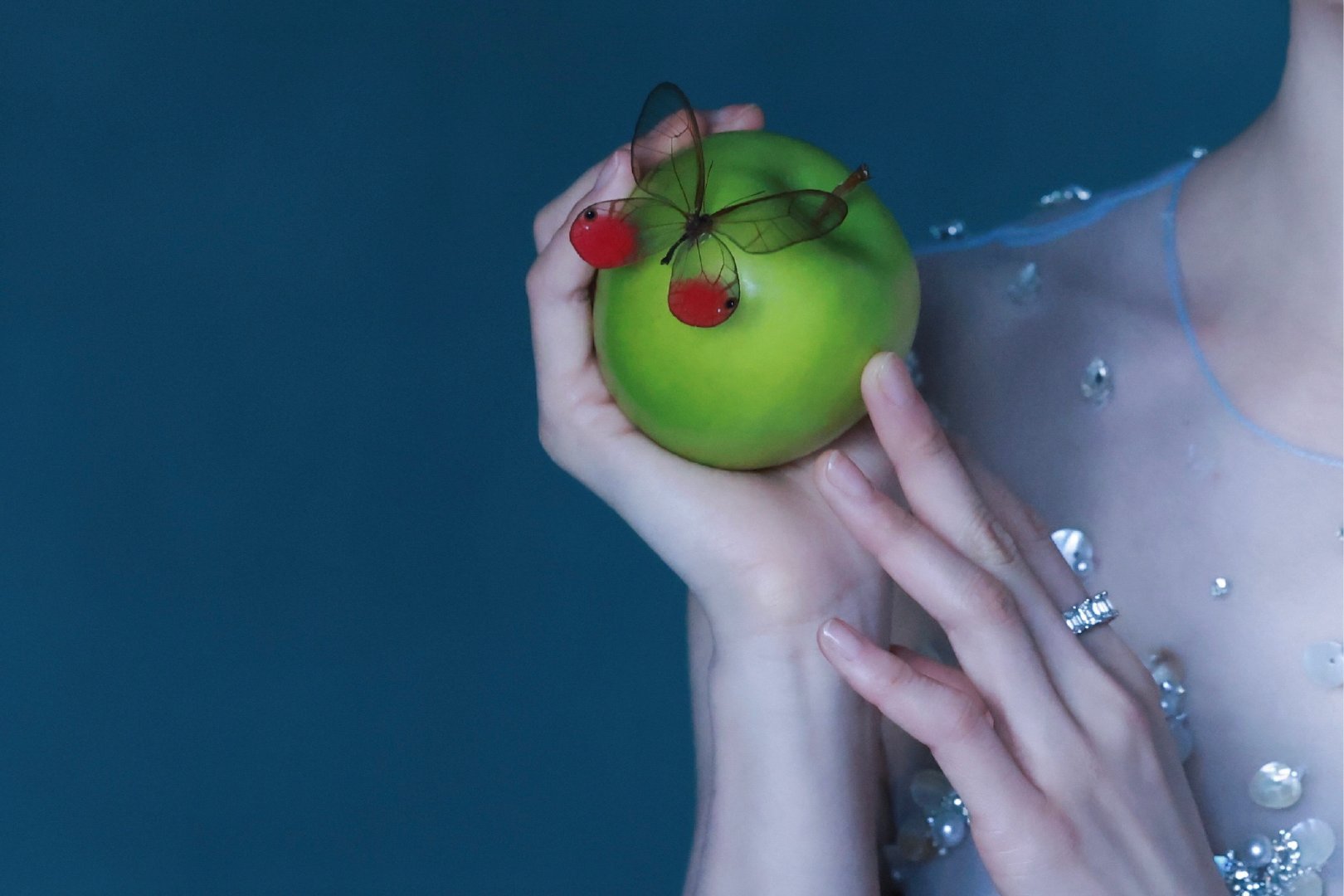 刘浩存手部特写工作室晒刘浩存手部特写预告，完全手控福利来的～刘浩存手控福利