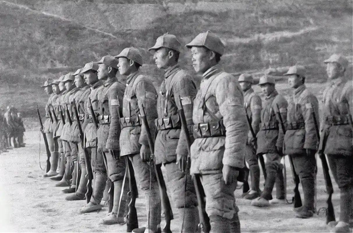 1945年1月，在摩天岭反扫荡作战中，彭龙飞，指挥部队与日军展开殊死决斗，从清晨