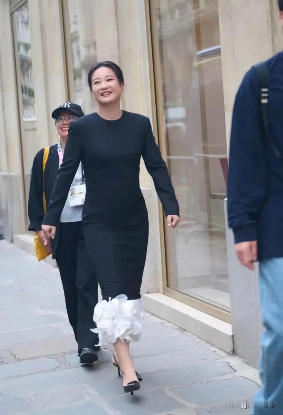 贾玲这身裙装像极了富家太太，淡妆轻抹，不缀华饰，却难掩贵气！