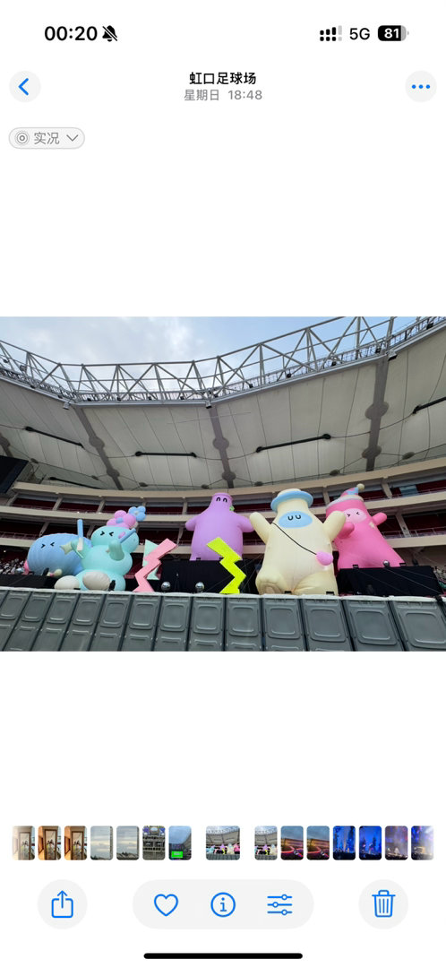 王源王源宇宙超级无敌大大狂欢巡演 不管多晚进场 一进去就是先找小朋友们拍照 我才