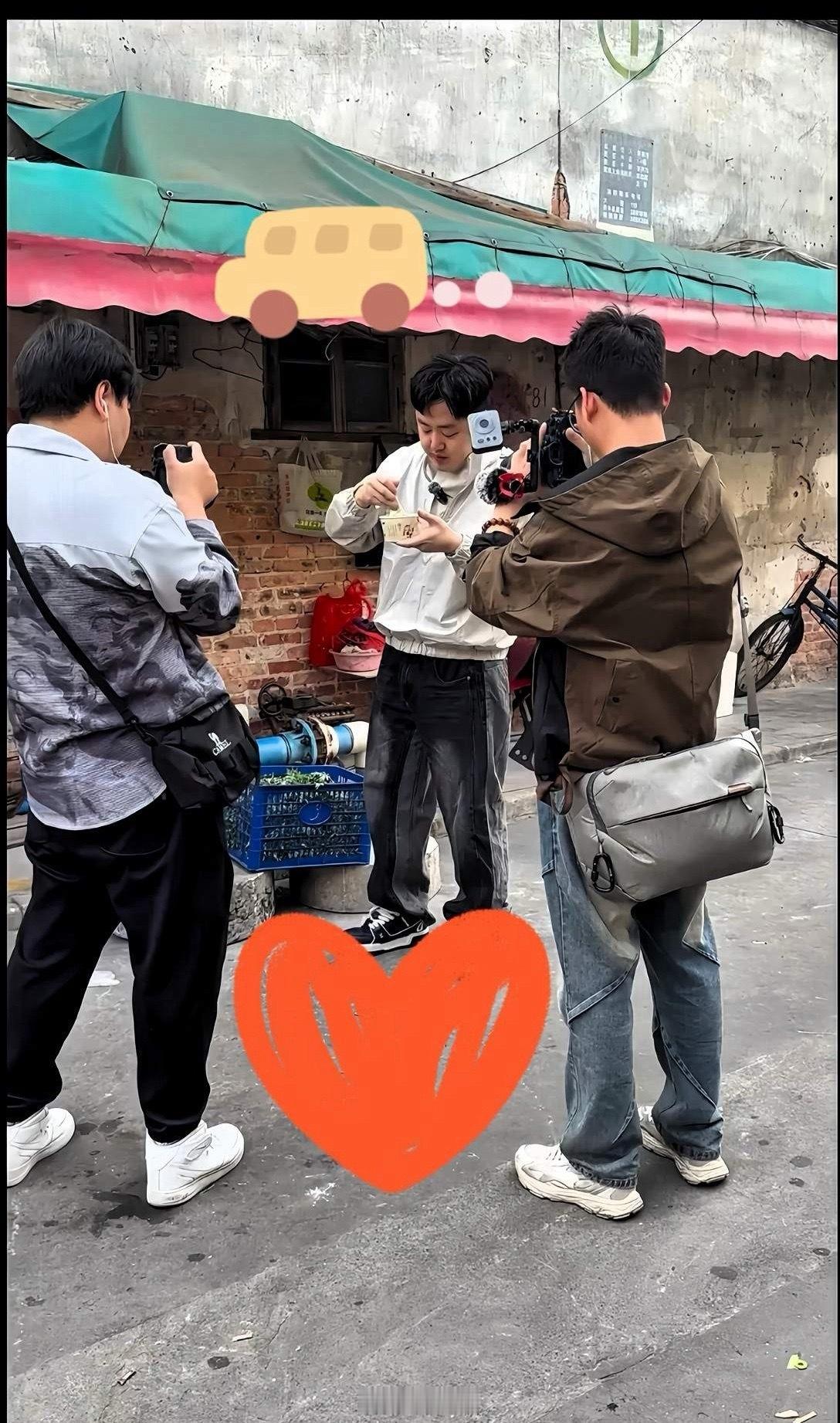 真以为举个手机就能当千万大V？看了刘雨鑫团队的幕后工作照。我突然觉得挺讽刺的。这