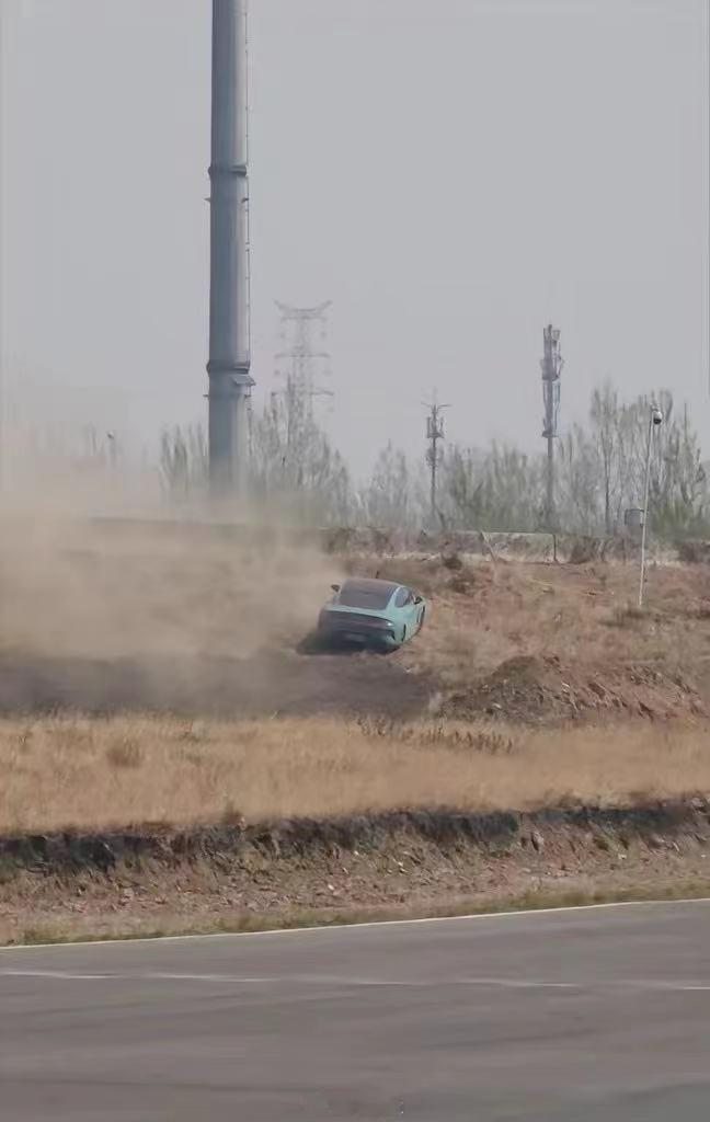 这么快就有玩脱得了？？su7割草机！大家管住手啊[允悲]赛道这样无所谓，别去大街