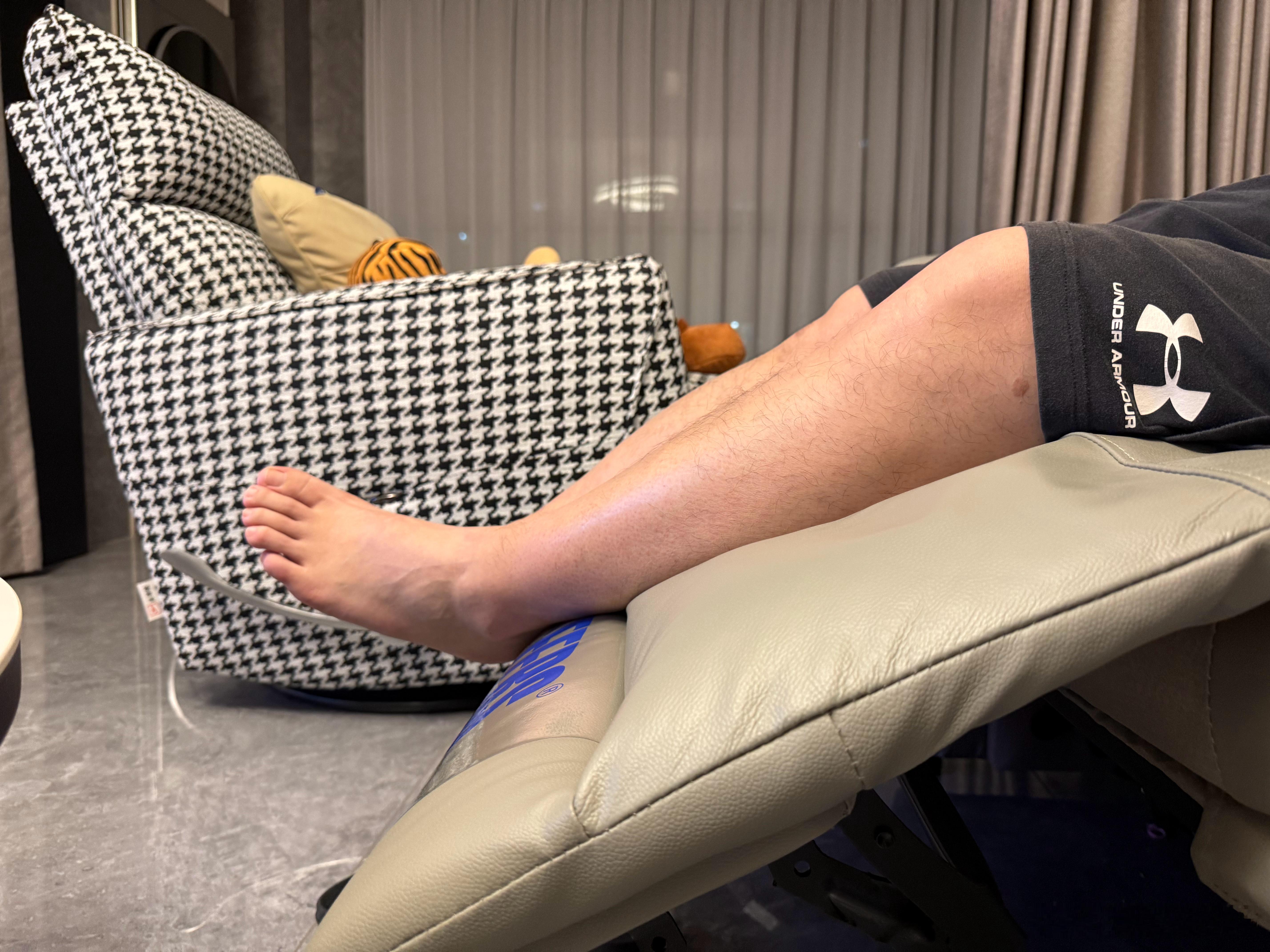 每次我坐在家里沙发看电视的时候我都想吐槽为什么理想i8 不给副驾配个腿托…理想汽