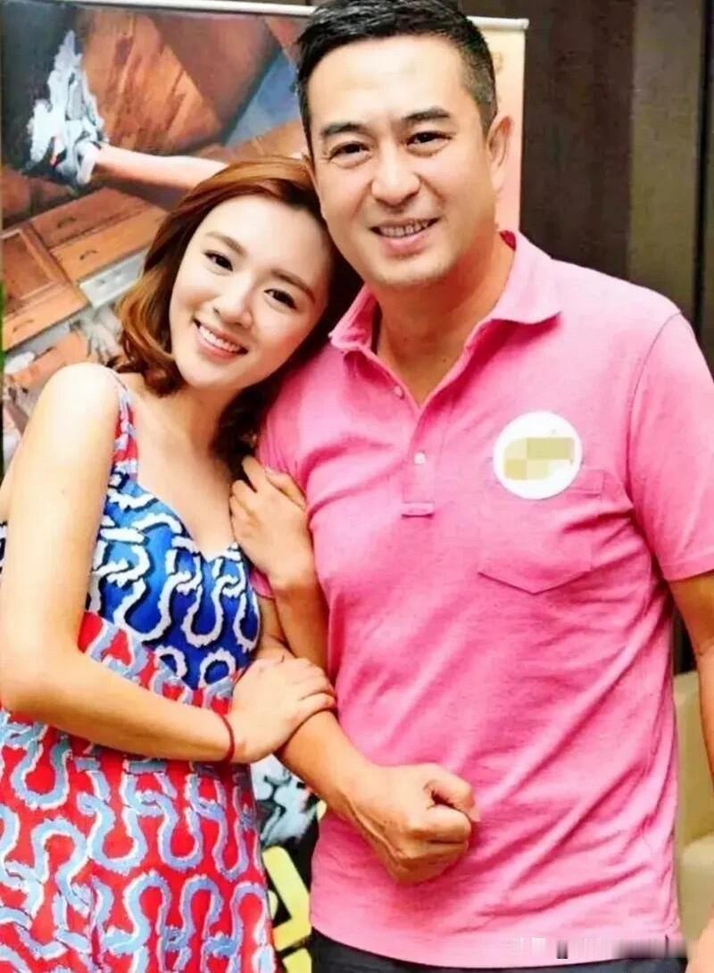 跟张嘉译一起拍戏的这个女演员长着一张精致小巧的脸，眉眼如画，皮肤细腻，长相出众、