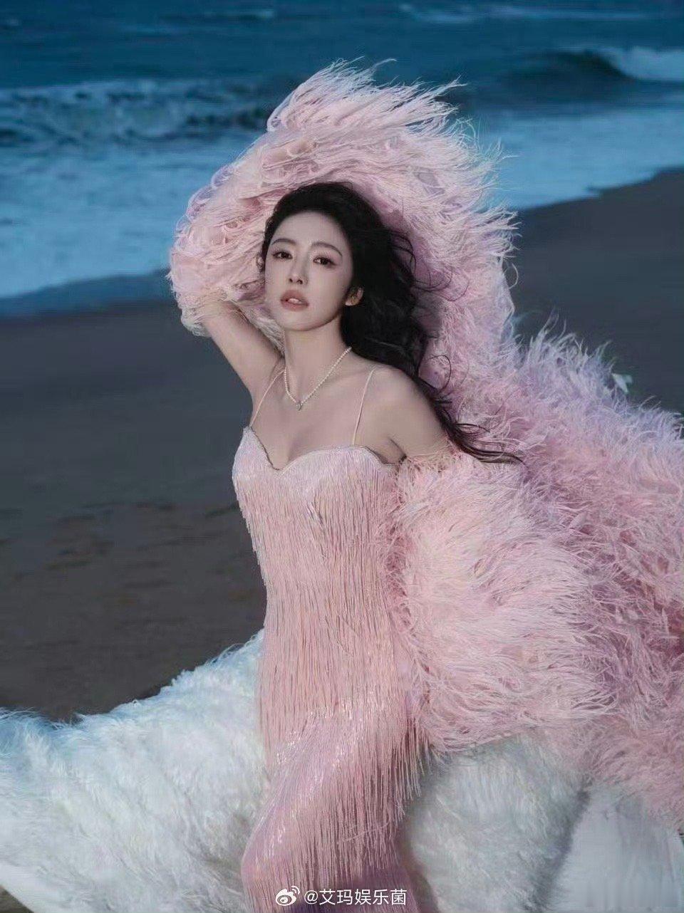 蔡文静粉色流苏裙蔡文静ELLE粉色流苏造型 蔡文静的穿搭总是很有看点，这次的粉色