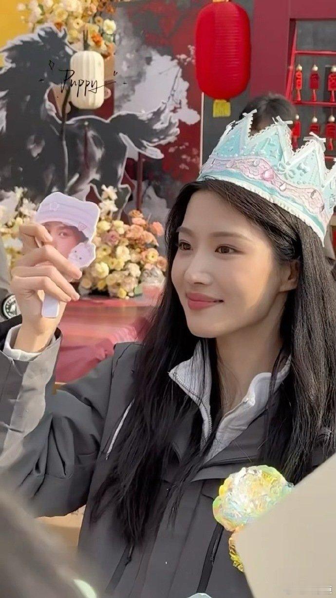 卢昱晓跟粉丝说起早辛苦了卢昱晓现场戴粉丝礼物 卢昱晓也太会宠粉了吧！见到粉丝第一