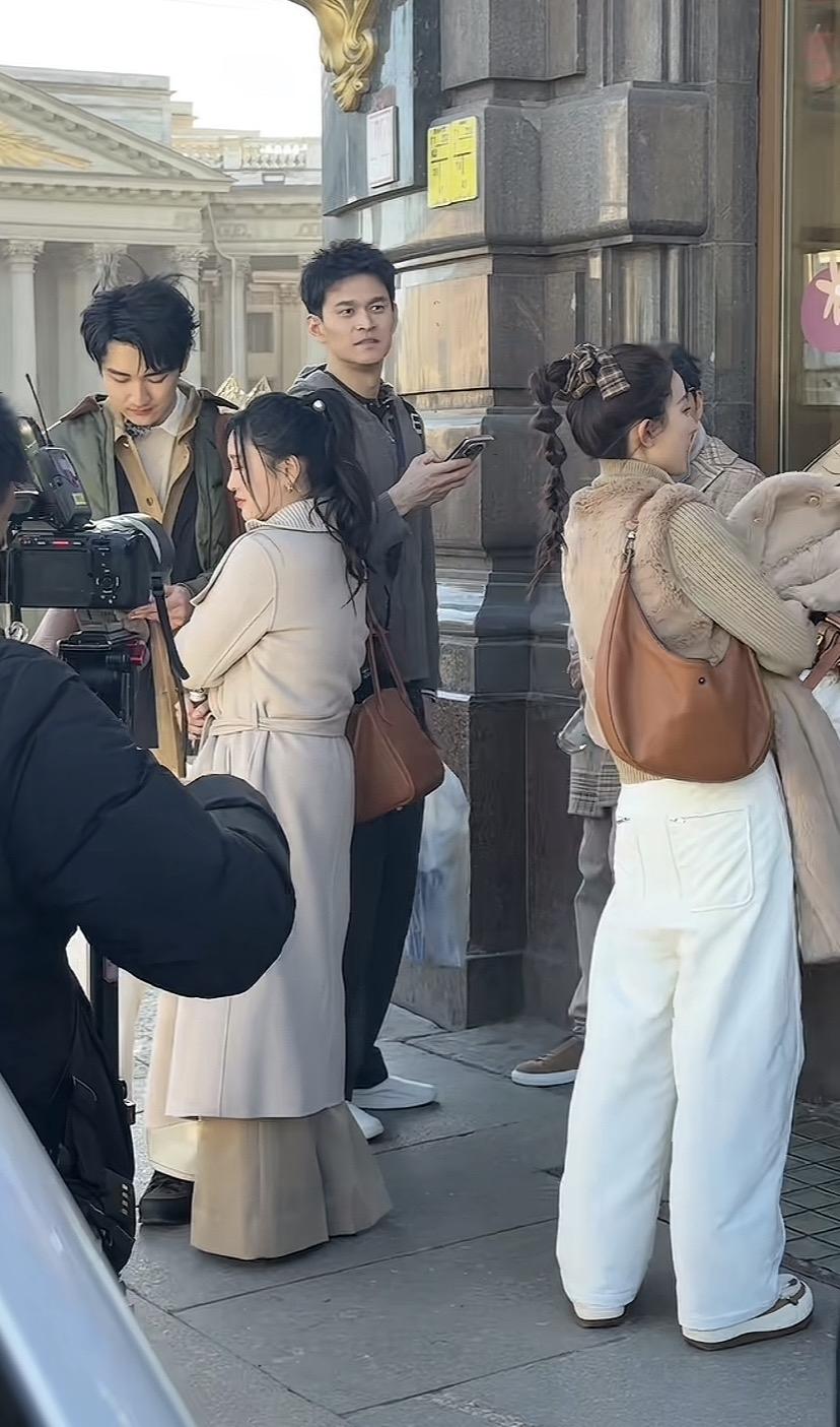 路人镜头下的明星，孙杨怎么瘦成这样了！和赛场上简直判若两人，不过我觉得他还是穿衣