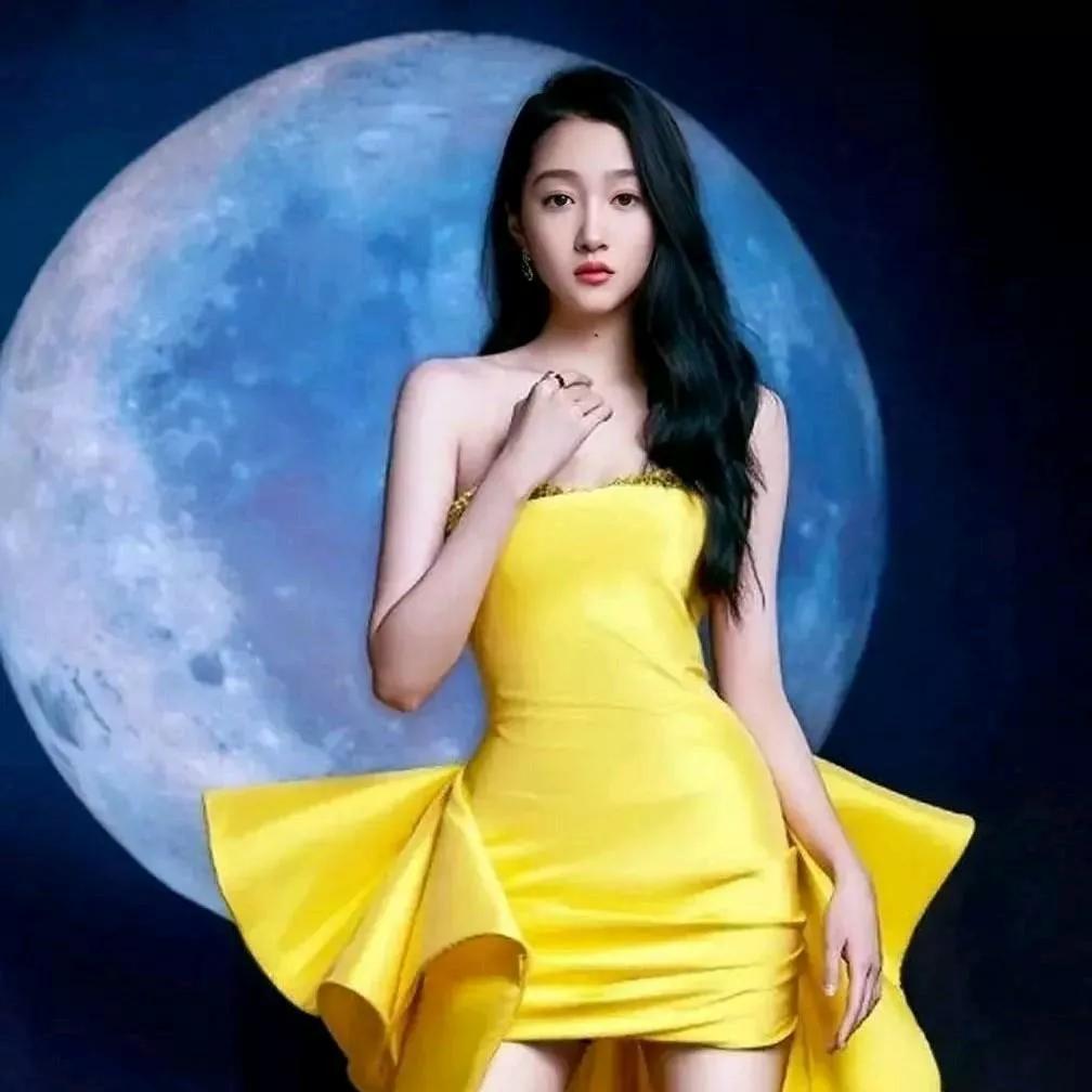 月色撩人，黄色连衣裙下的迷人风情。淡黄色裙装 紫色吊带裙 气质黄色连衣裙 亮黄色