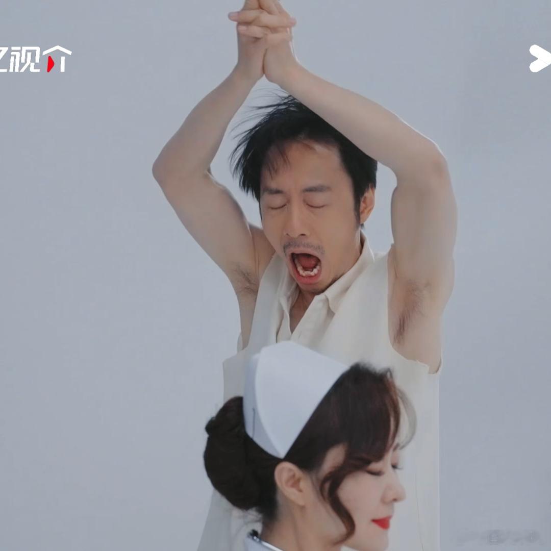 无限超越班初代网红在片场半裸发疯 你们觉得综艺短剧跳出常规冲突套路，是否能给观众