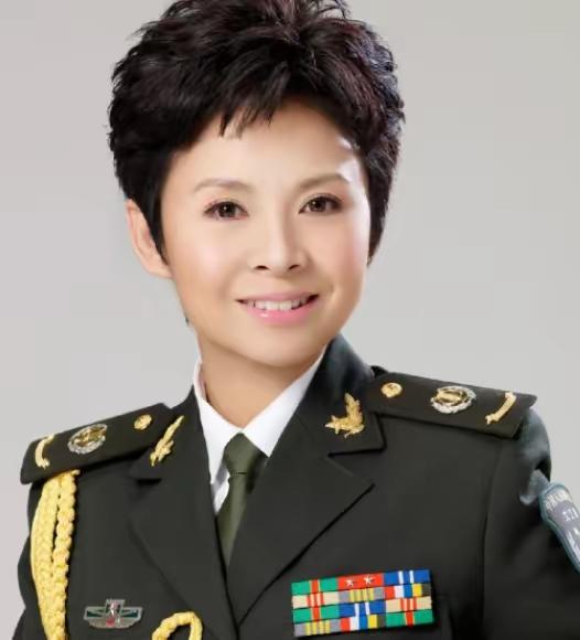 1980年，一个男人把董文华约到一个无人的地方，对她表白心意，没想到，董文华却沉