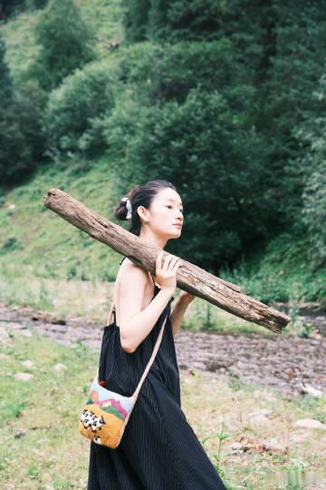 郭晓婷扛木头郭晓婷把喜欢的绿色收集起来 力量感又满满的一天，郭晓婷扛木头走路，能