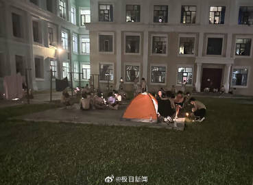#哈尔滨高温一高校男生宿舍楼下打地铺#【#黑龙江东方学院回应宿舍无空调风扇# 今