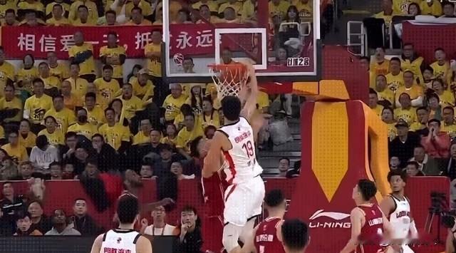 徐昕隔扣刘传兴割喉庆祝太霸气，打出来了小伙子




徐昕来到广州打的不错，如今