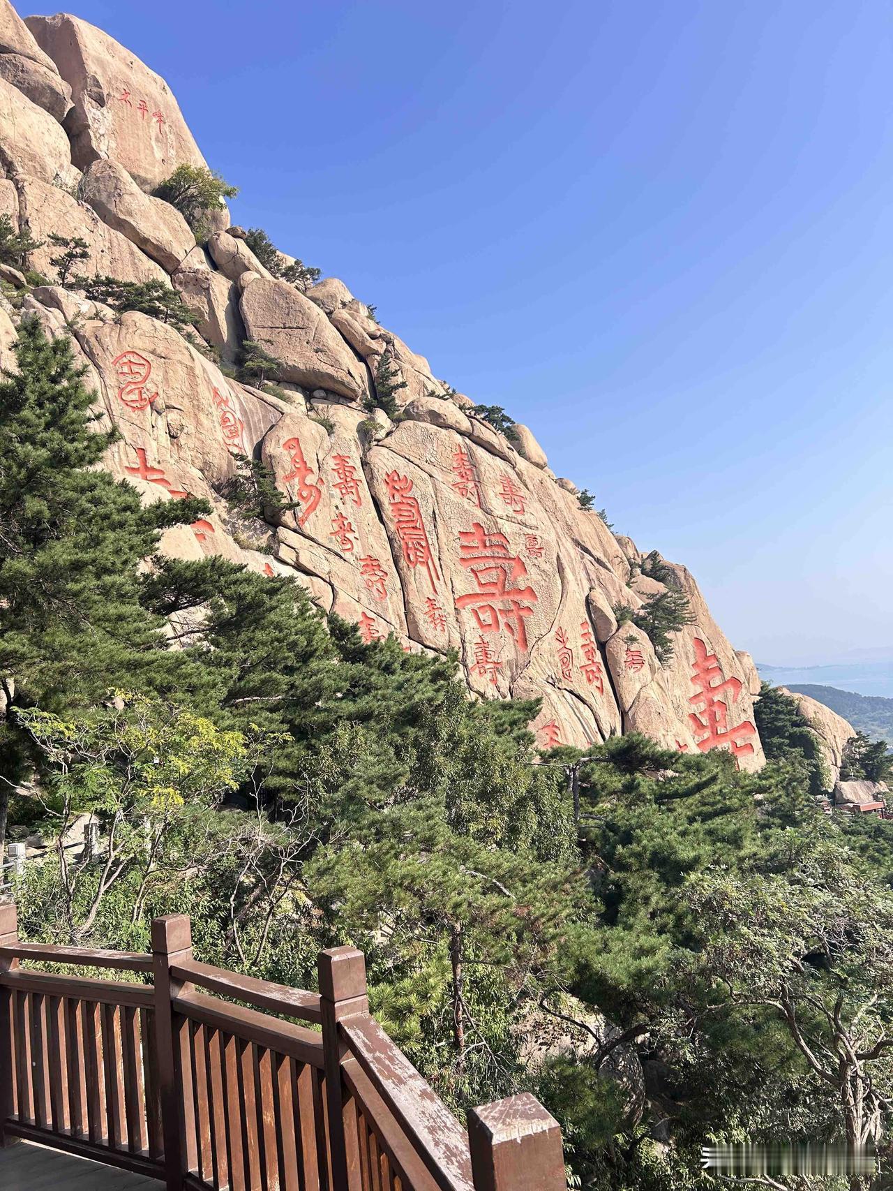 四季轮转，我独偏爱秋天。

夏天的燥热慢慢褪去，秋风轻轻拂过，带走了满身的烦闷。