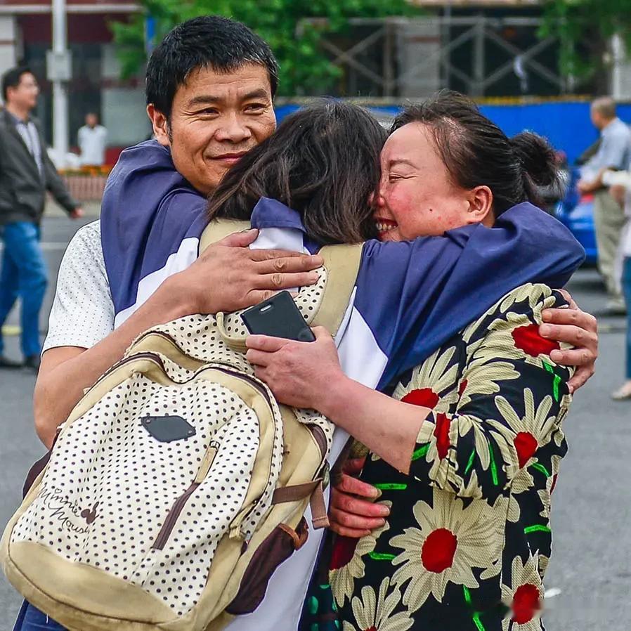 考场之外的温情瞬间，总能戳中大众心底最柔软的地方。2026年6月7日高考开考当日