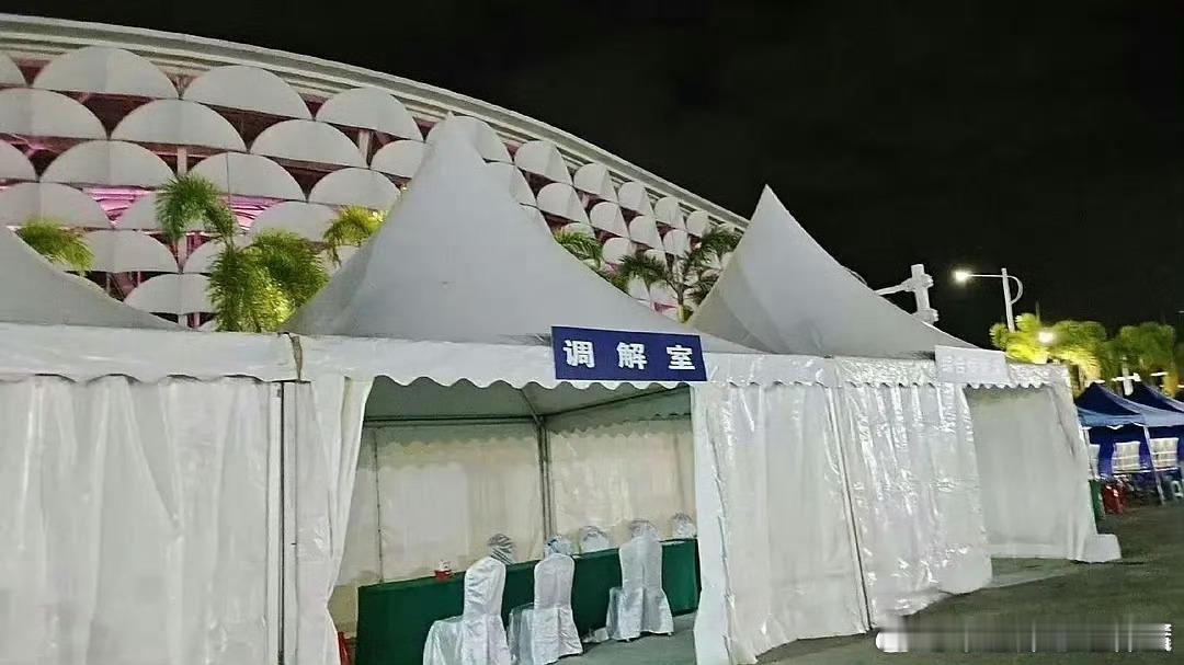 看到新音调解室 大众的反应：“能说吗 像灵堂”“不如多设几个医务室”“实则拉上帘