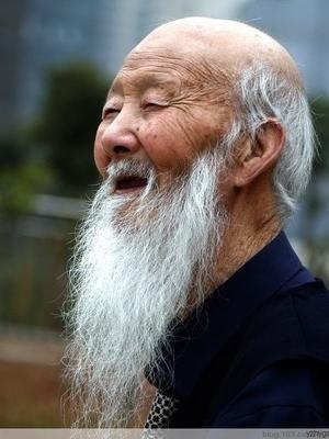 你有没有发现，身边那些八九十岁还精神矍铄的老人，没一个真闲着。

侍弄几盆花，带