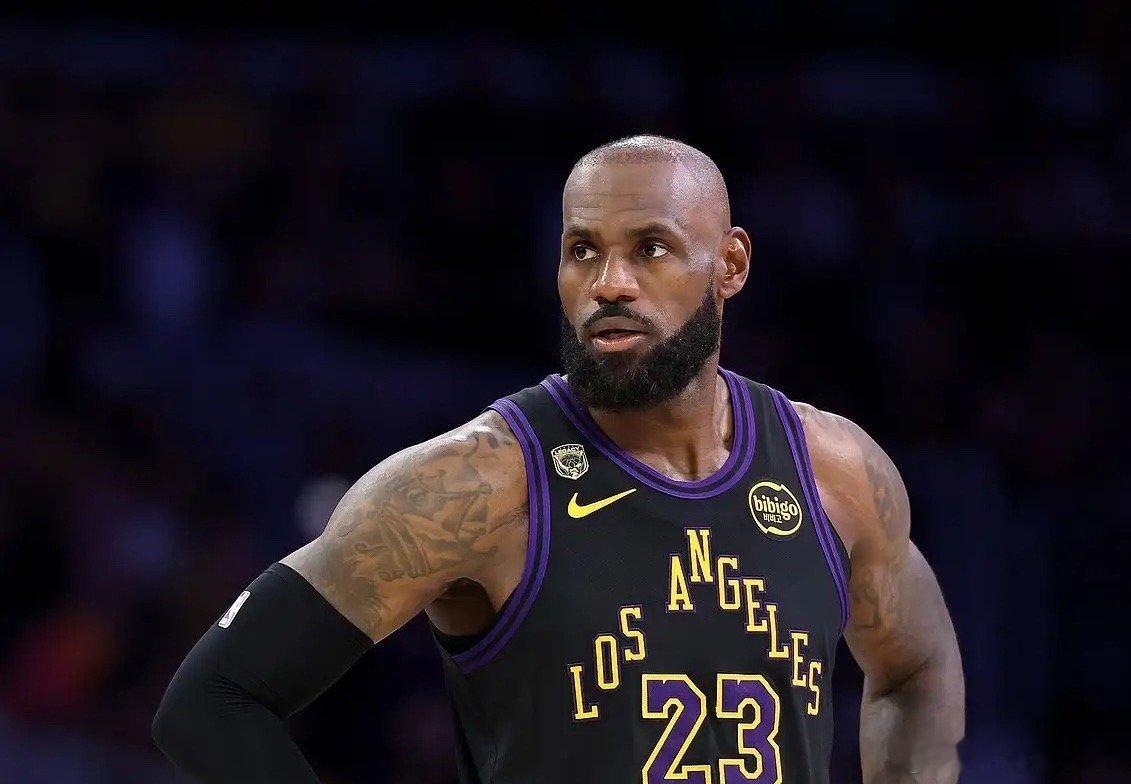 今天NBA自由市场最大瓜彻底落地，无数湖人球迷凌晨刷着新闻红了眼眶，所有人都在质